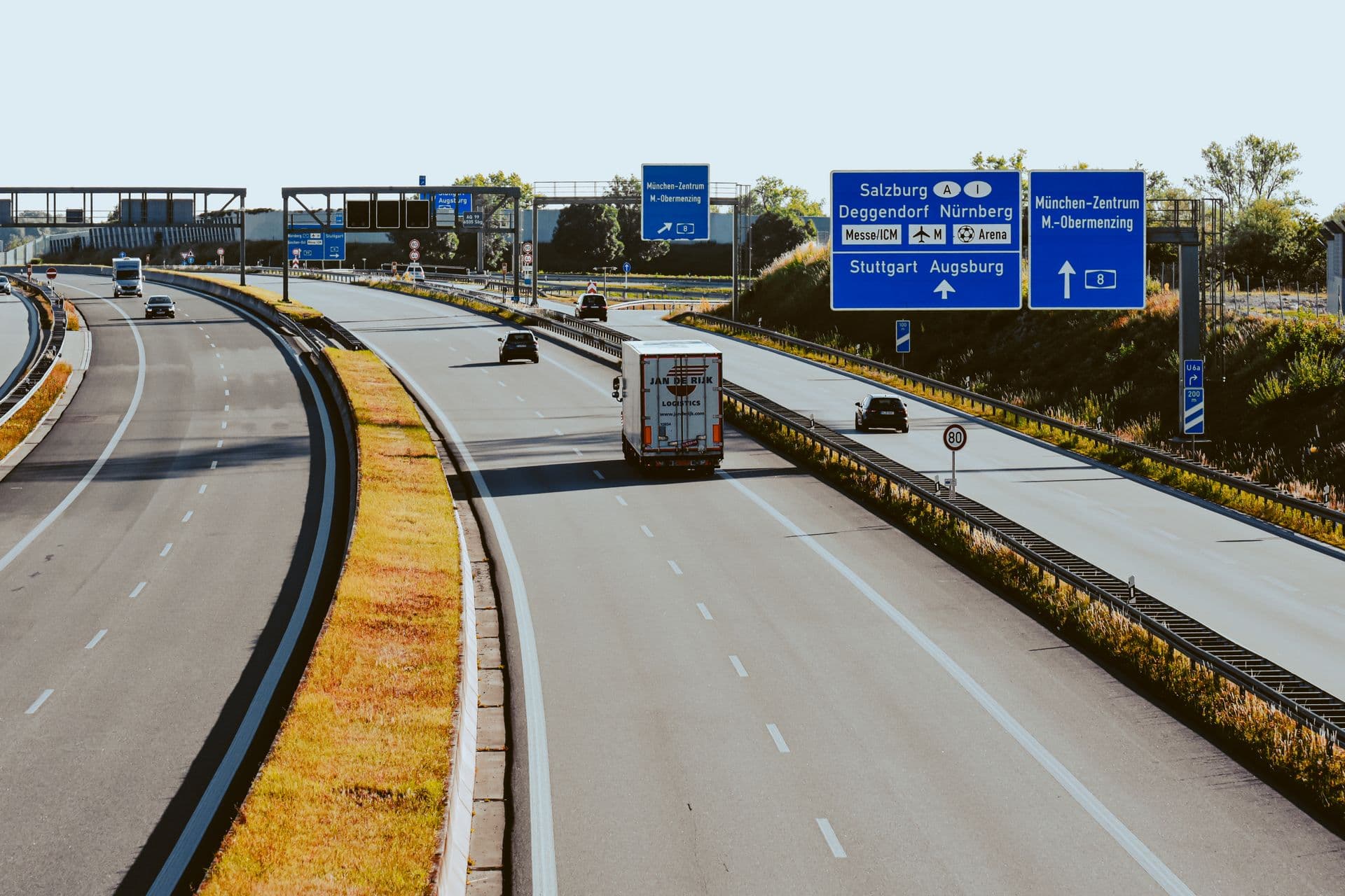 Autopista europea con tráfico de camiones de mercancías