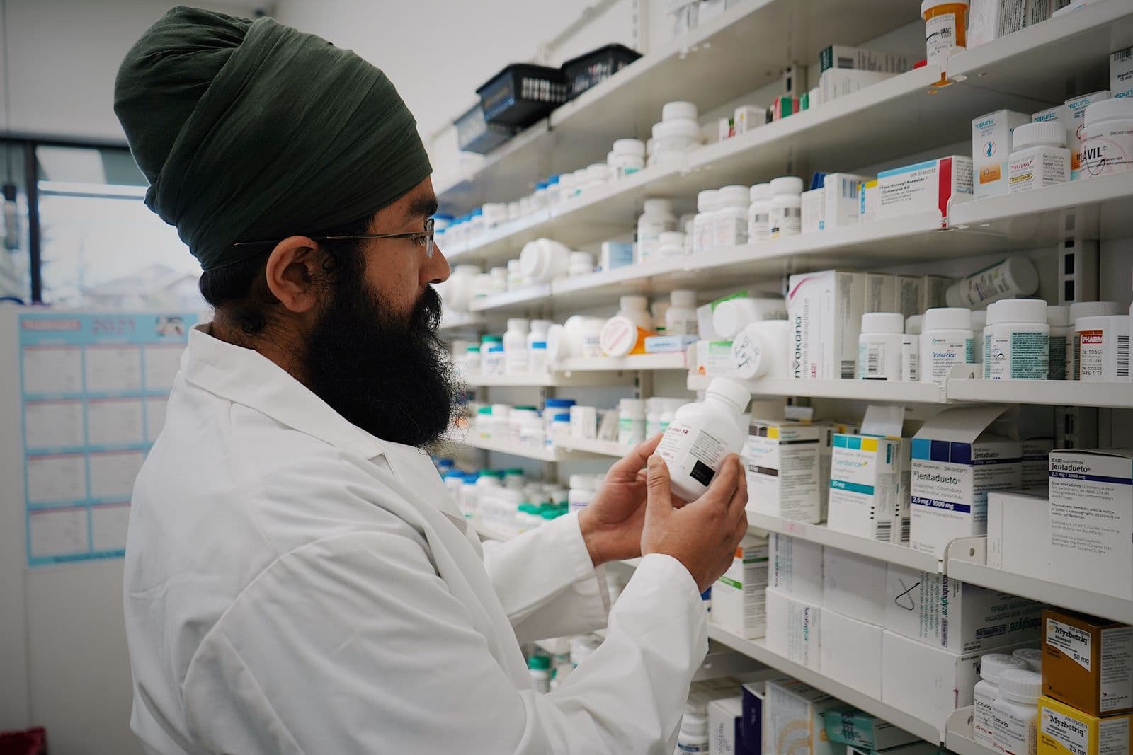 Almacén de distribución farmacéutica con estanterías de medicamentos